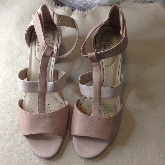Life Stride Soft System "Riley" 11M, Nude, T-Strap, Faux Leather. Professional - Picture 1 of 6